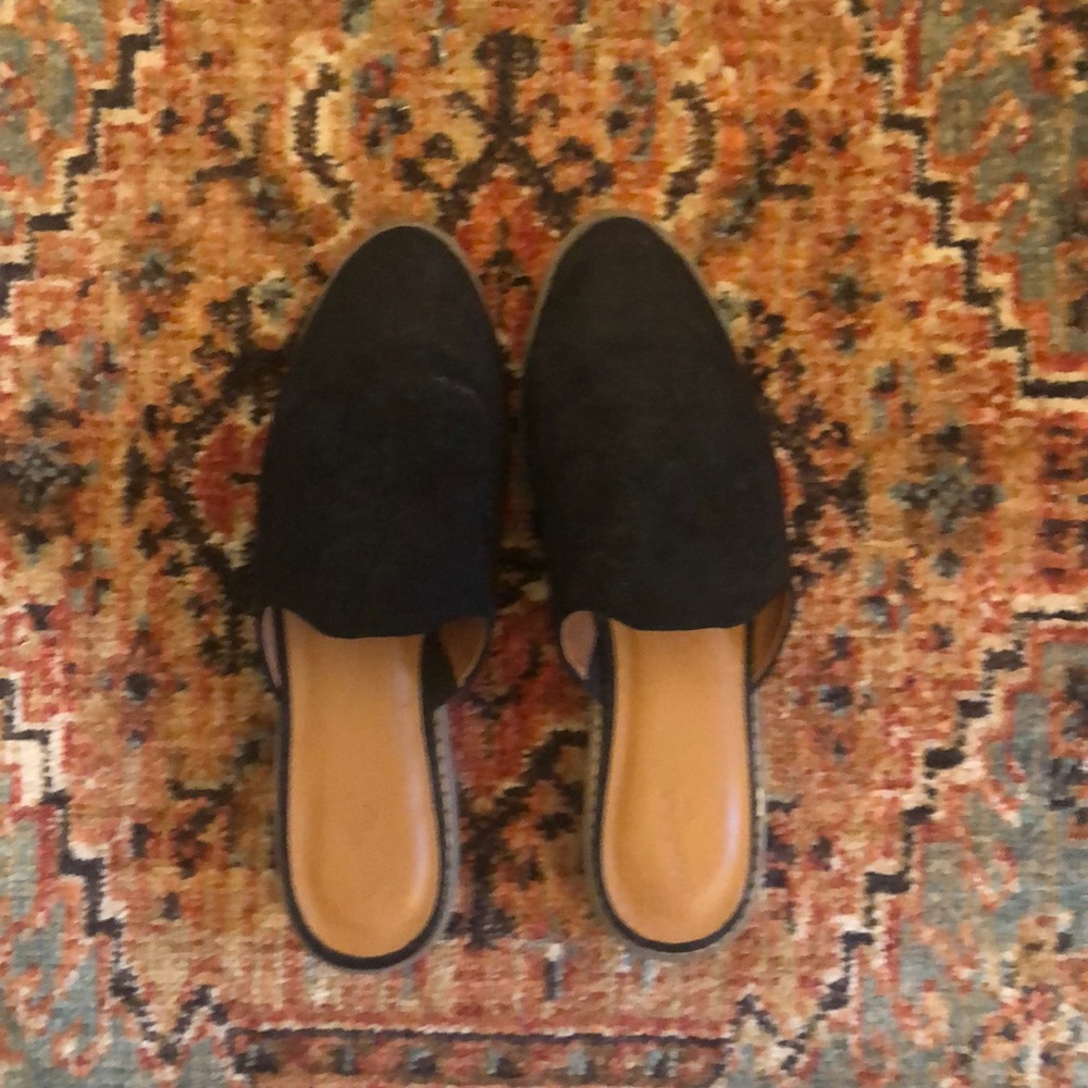 9.5 Women’s Universal Thread Black Mules